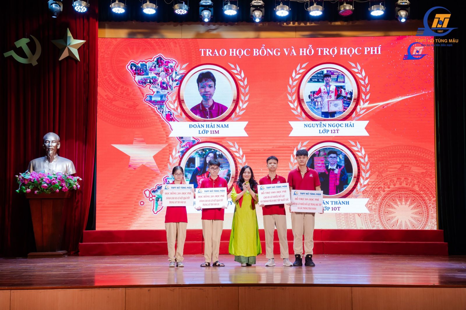 Ảnh: Học sinh các lớp hô “Dấu ấn hội tụ”