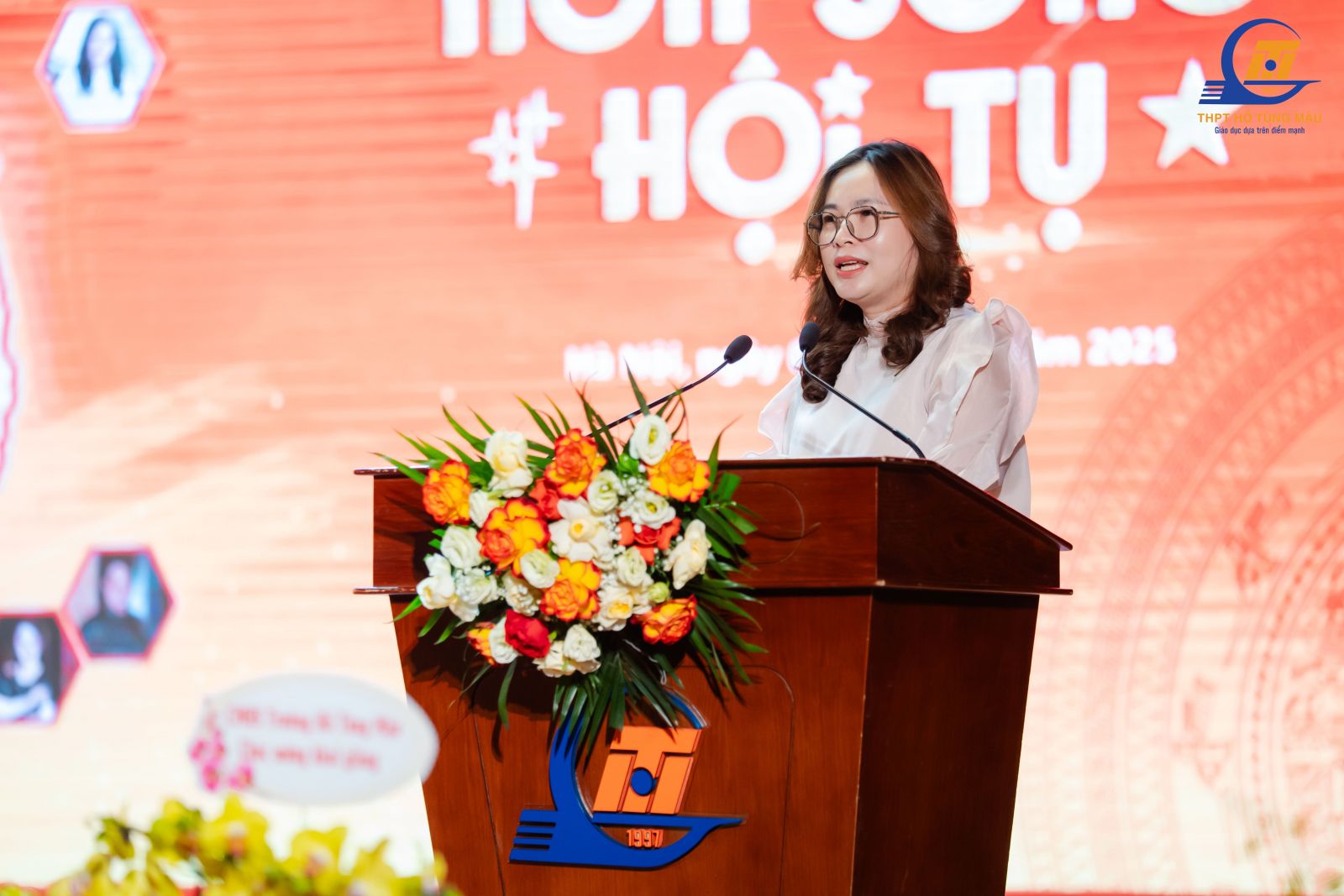 Ảnh: Thầy Tô Minh Tiếp - Nhà sáng lập trường đánh trống khai trường