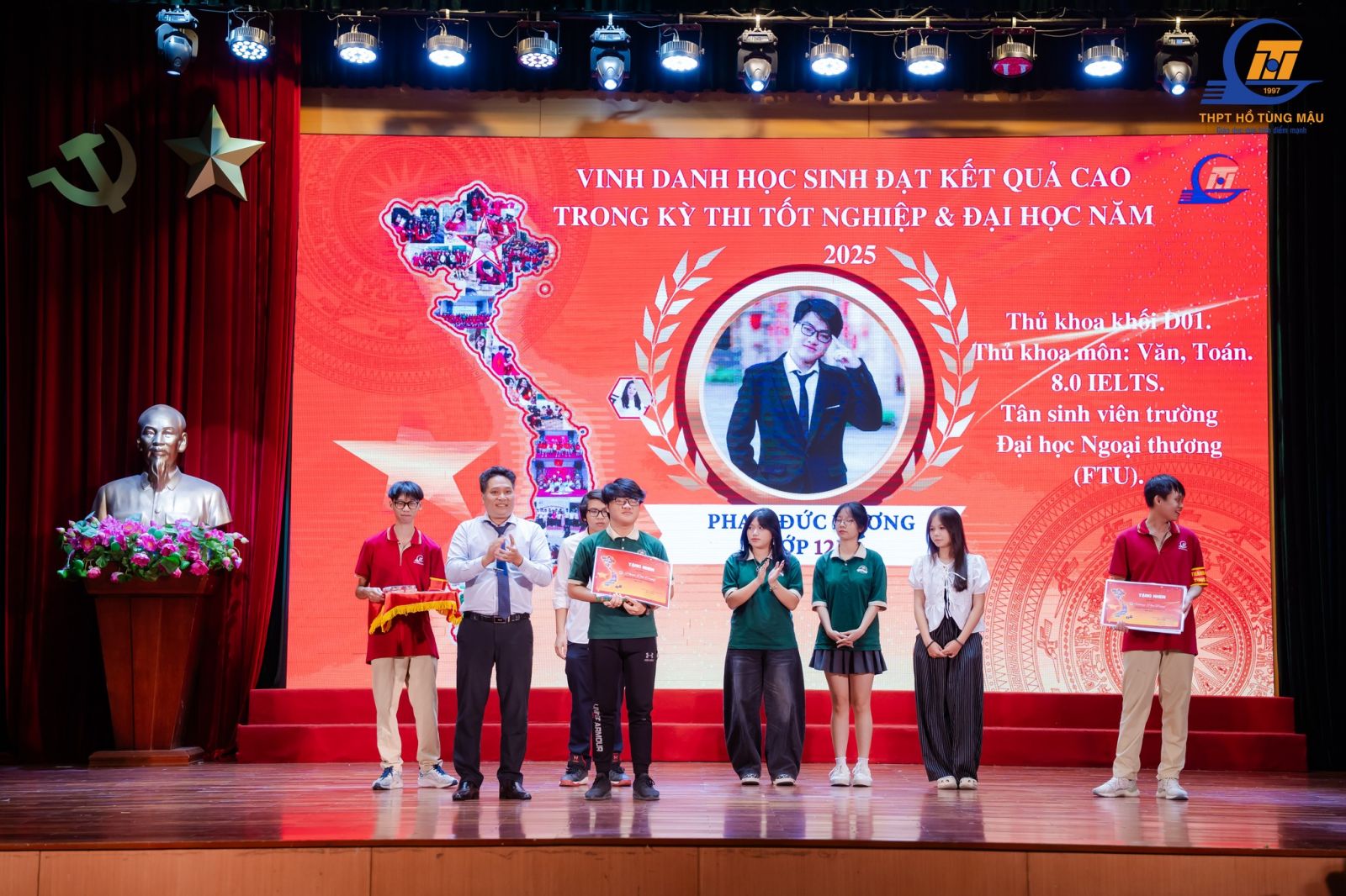 Ảnh: Cô Tô Thị Thuỷ - Hiệu trưởng trao học bổng khuyến khích học tập năm học 2025 - 2026