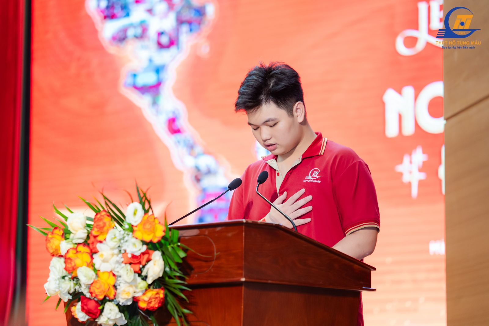 Ảnh: Bà Trịnh Thuý Quỳnh - Phụ huynh học sinh lớp 11M đại diện CMHS trường phát biểu