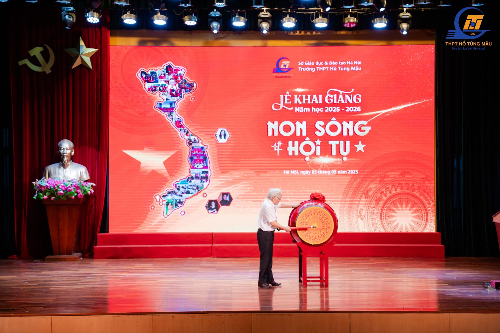 Ảnh: Ông Tô Nhật Tân - Chủ tịch Hội đồng nhà trường trao thưởngcho học sinh đạt thành tích cao trong kỳ thi Đại học năm 2025