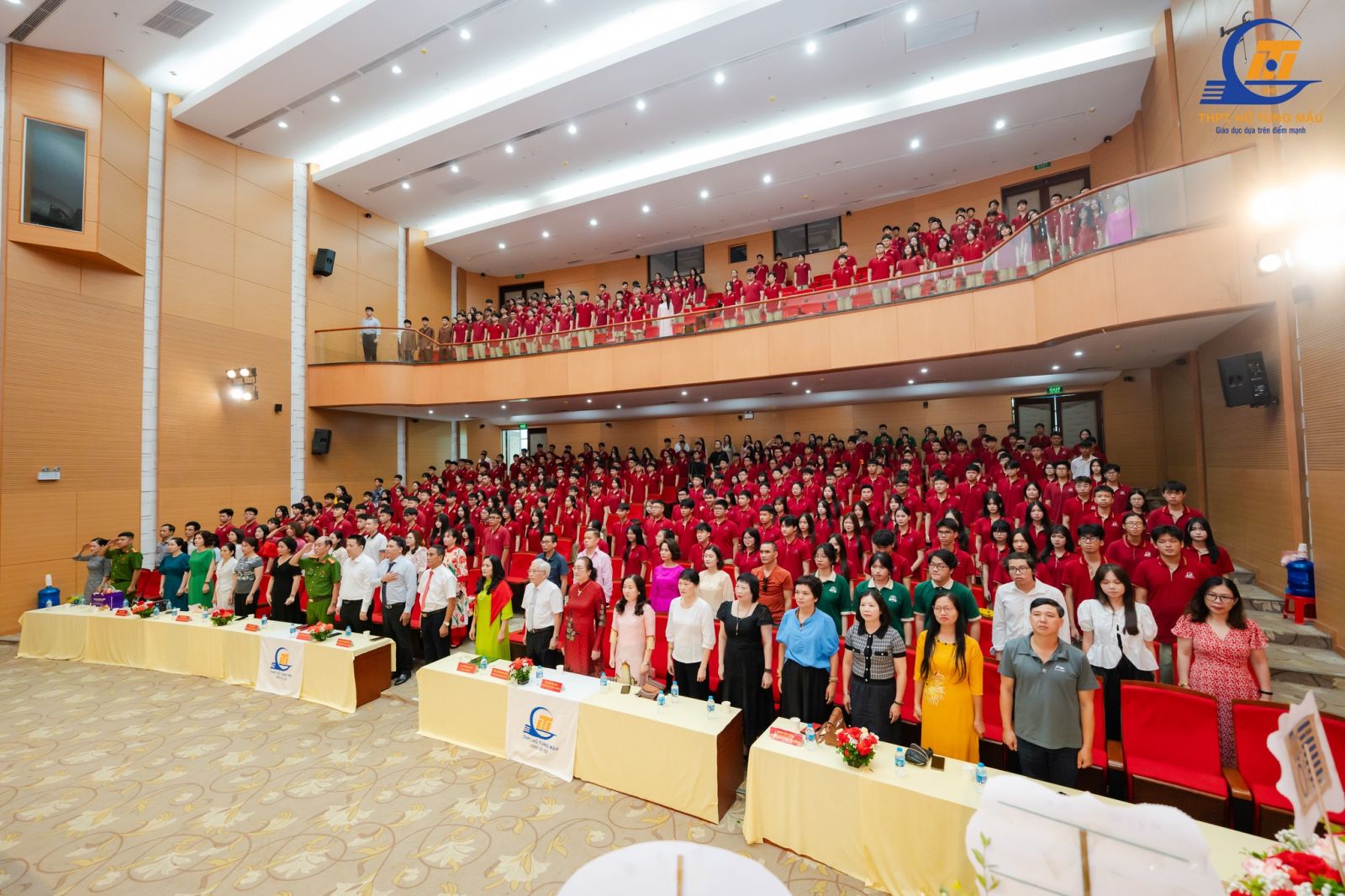 Ảnh: Học sinh, thầy cô theo dõi trên màn hình lớn